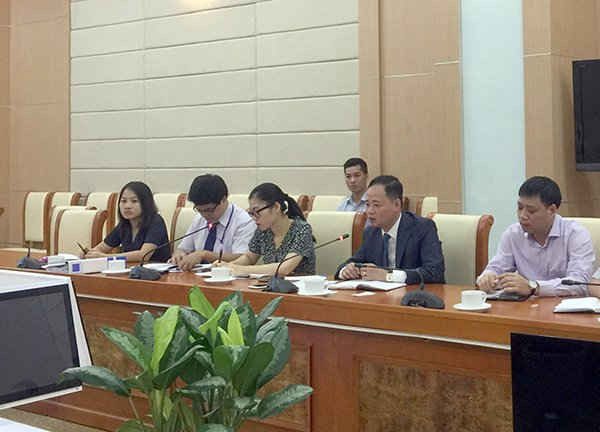  Phó Tổng giám đốc Trung tâm KTTV quốc gia Trần Hồng Thái (thứ hai từ phải qua) phát biểu tại buổi làm việc
