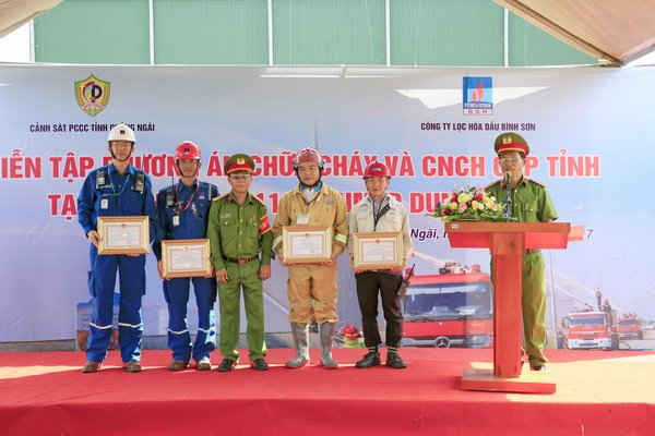 Phòng Cảnh sát PCCC Quảng Ngãi trao phần thưởng cho các tập thể, cá nhân có thành tích tốt trong công tác PCCC
