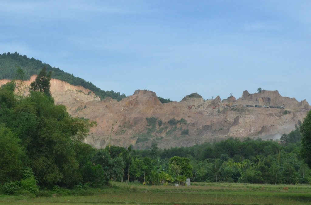 Hơn 10 năm nay, người dân thôn Phước Thuận (xã Hòa Nhơn, huyện Hòa Vang, TP. Đà Nẵng) phải chịu cảnh nắng bụi mưa bùn bởi tình trạng khai thác đất, đá diễn ra rầm rộ bao quanh thôn