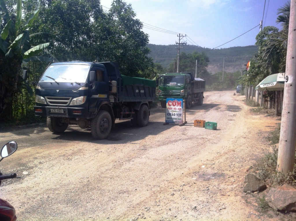 Người dân thôn Phước Thuận đã nhiều lần chặn xe gây ô nhiễm môi trường do vận chuyển đất, đá