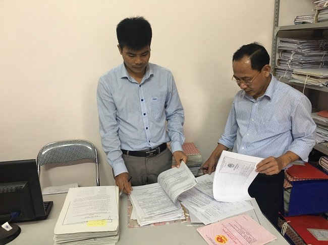 Cán bộ Chi nhánh Văn phòng Đăng ký đất đai huyện Mường La thẩm định hồ sơ cấp GCNQSDĐ lần đầu