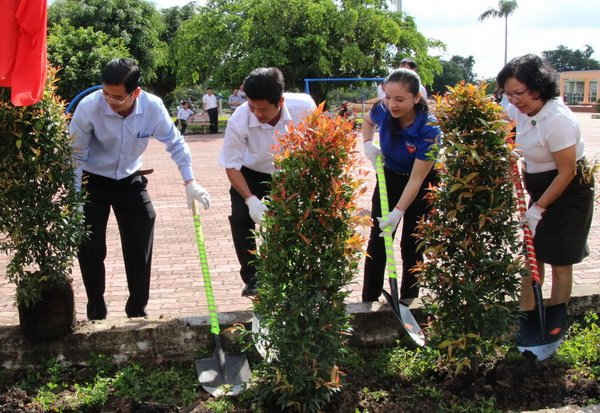 Các đại biểu tham gia trồng cây xanh hưởng ứng Chiến dịch làm cho thế giới sạch hơn năm 2017