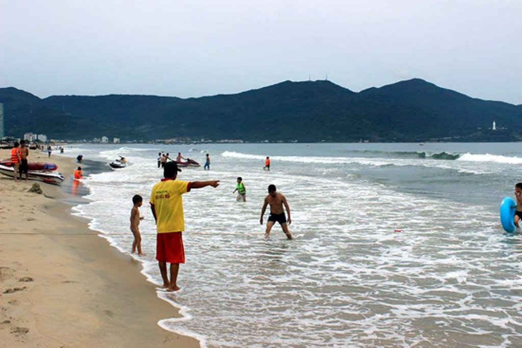 Bờ biển Đà Nẵng có chiều dài khoảng 92km, có vùng lãnh hải thềm lục địa với độ sâu 200m, tạo thành vành đai nước nông rộng lớn thích hợp cho phát triển kinh tế tổng hợp biển 