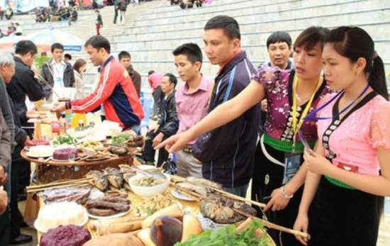 Liên hoan ẩm thực Tây Bắc được tổ chức với quy mô 50 gian hàng giới thiệu sản phẩm của 20 tỉnh phía Bắc và tỉnh Lào Cai.