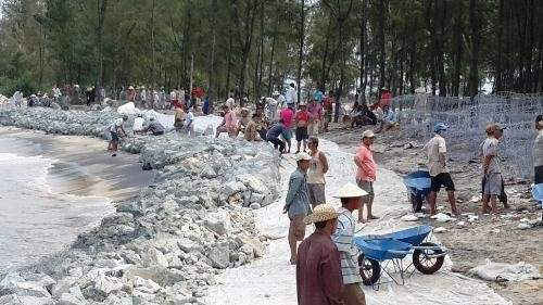 Nhân dân ngăn chặn nạn xâm thực bờ biển tại xã Hải Dương, Thừa Thiên Huế