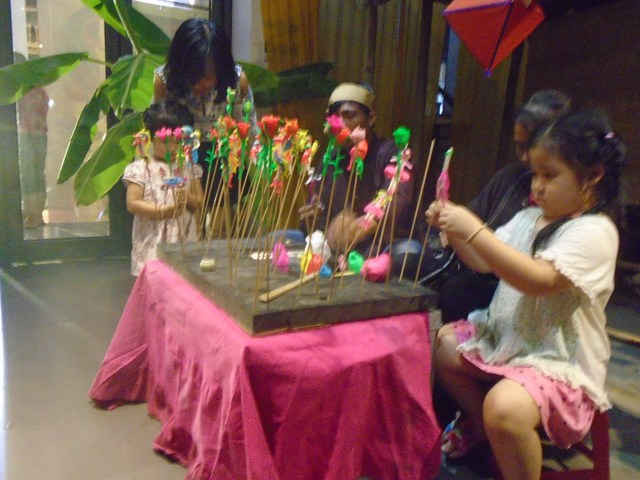Trẻ em thích thú với nhiều đồ chơi dân gian truyền thống