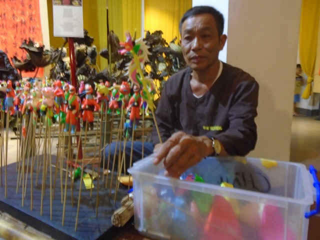 Nghệ nhân dân gian Đặng Đình Bình với những con giống bột một đồ chơi truyền thống Tết Trung thu