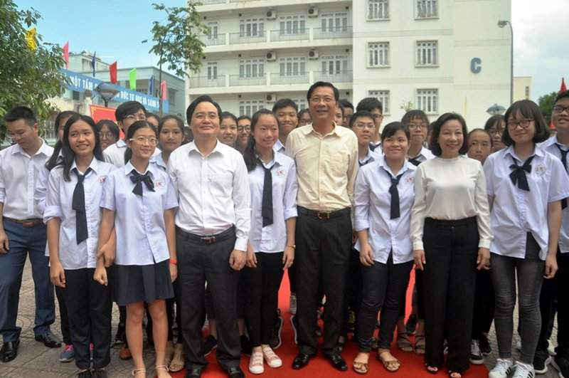 Các đại biểu chụp ảnh lưu niệm với thầy cô trường THPT chuyên Hạ Long