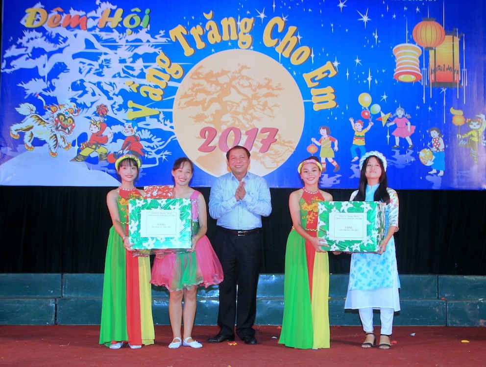 Đồng chí Nguyễn Văn Hùng, Ủy viên Trung ương Đảng, Bí thư Tỉnh ủy, Chủ tịch HĐND tỉnh Quảng Trị trao quà cho các em thiếu nhi
