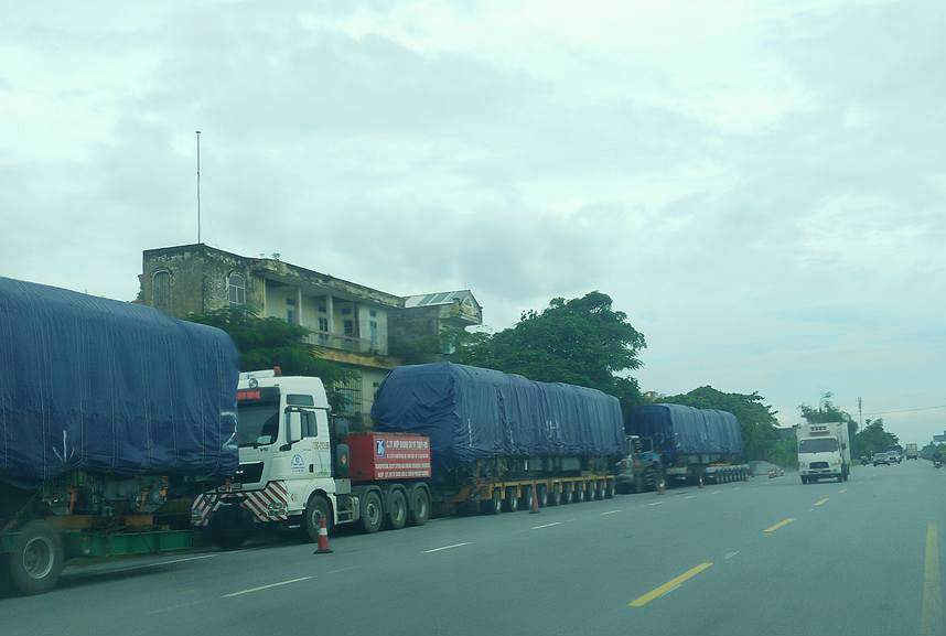 Hình ảnh đoàn tàu Cát Linh- Hà Đông được vận chuyển về Hà Nội.