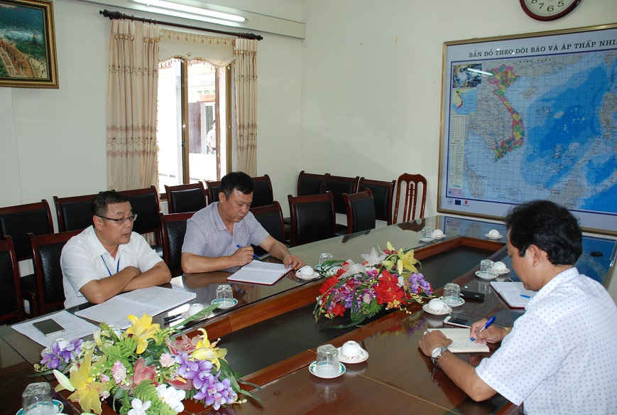 Ông Nguyễn Trường Thành, Phó Chi cục trưởng, Chủ tịch Công đoàn Cơ sở Chi cục Thủ lợi (người ngồi đầu tiên bên trái) làm với phóng viên Báo Tài nguyên và Môi trường.