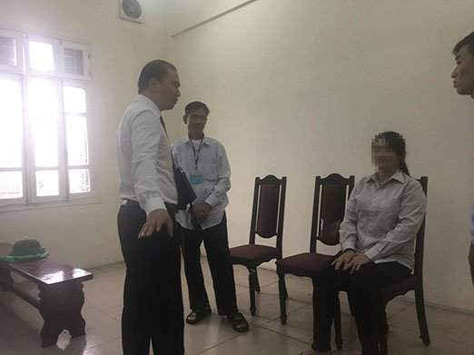 Nguyễn Thị Hải (bên phải) chia sẻ với luật sư bảo vệ mình tại TAND quận Hoàng Mai.