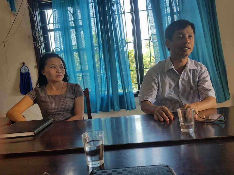  ông Hà Ngọc Yến - Trưởng phòng giáo dục và đào tạo huyện Phù Ninh và bà Nguyễn Thị Phái hiệu trưởng nhà trường làm việc với phóng viên