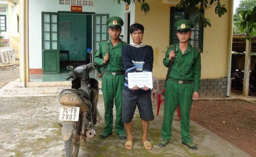 Đối tượng Hồ Văn Đưn bị lực lượng chức năng bắt giữ (Ảnh: BĐBP Quảng Trị cung cấp)