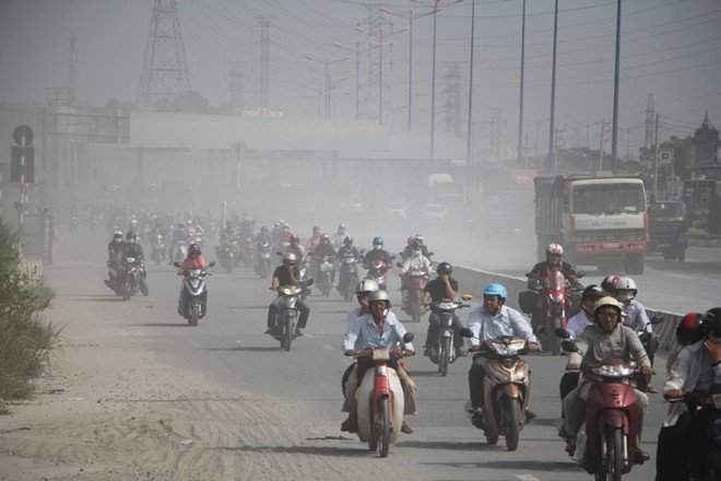 Phương tiện giao thông cộng với khí bụi đang làm cho ô nhiễm không khí tại nhiều nơi bị ô nhiễm
