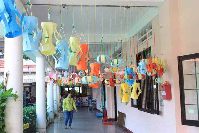 Từ mấy ngày trước, hàng trăm chiếc đèn lồng nhiều màu sắc đã được treo khắp khuôn viên Trường
