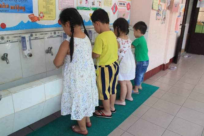 Trước khi vào bữa ăn, trẻ được yêu cầu rửa tay sạch sẽ bằng sạt phòng diệt khuẩn nhằm đảm bảo vệ sinh, sức khỏe
