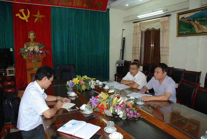 ông Nguyễn Trường Thành, Phó Chi cục trưởng Chi cục Thủy lợi Thái nguyên và ông cán bộ kỹ thuật giám sát công trình làm việc với phóng viên Báo TN&MT.