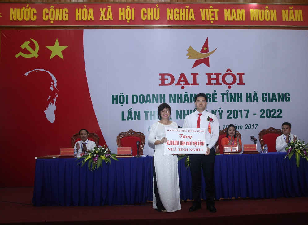 Phó Chủ tịch Hội LHTN Việt Nam Nguyễn Thị Thu Vân trao tặng 50 triệu đồng cho Hội LHTN tỉnh Hà Giang xây dựng 1 ngôi nhà tình nghĩa.