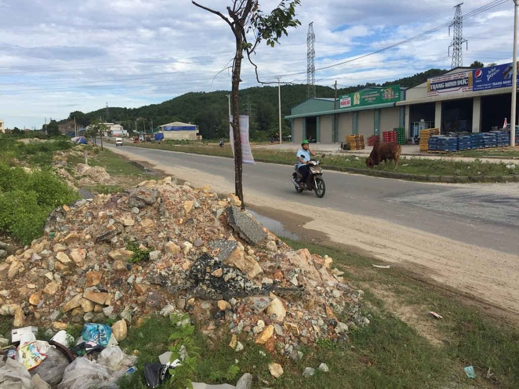 Rác thải xây dựng “bủa vây” dọc hai bên tuyến đường Võ Văn Kiệt
