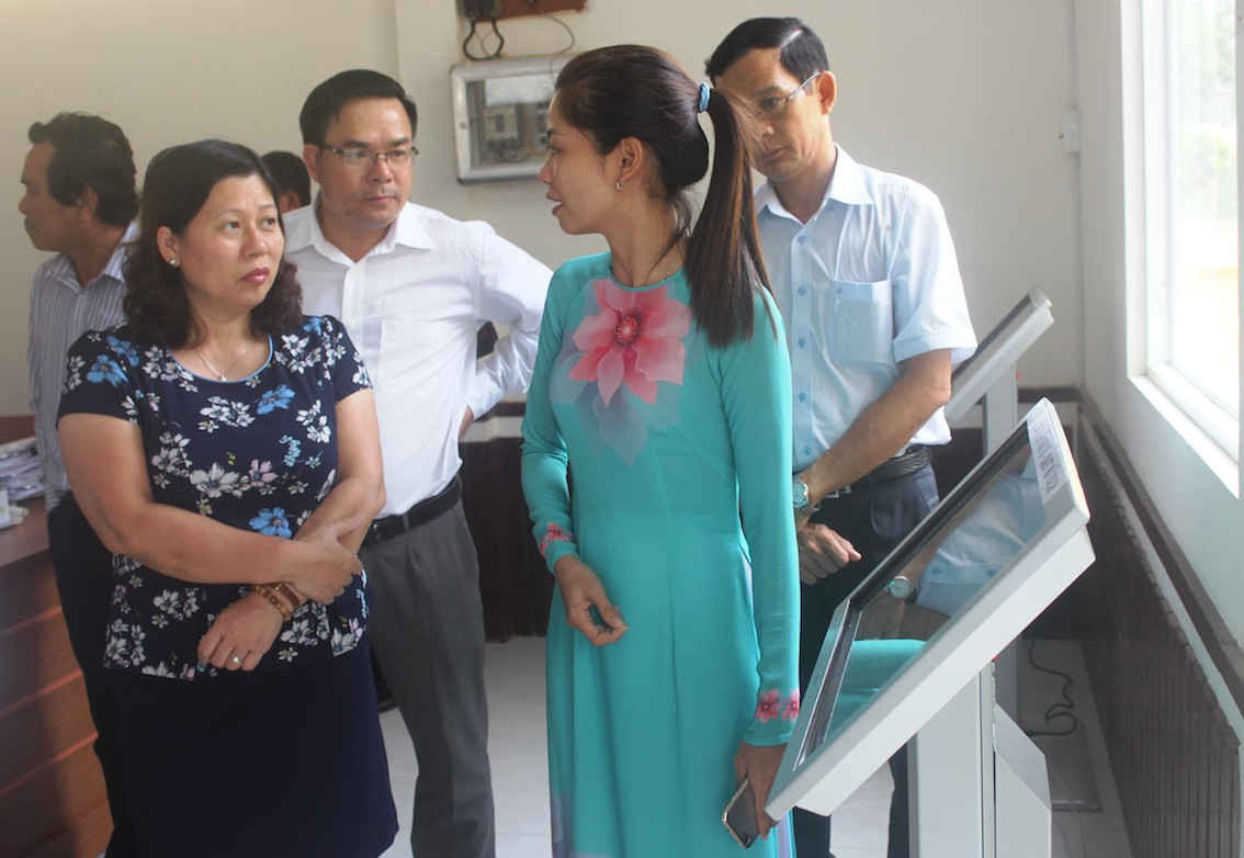 Thứ trưởng Bộ Tài nguyên và Môi trường Nguyễn Thị Phương Hoa tham quan tại Trung tâm hành chính công TP. Bạc Liêu, tỉnh Bạc Liêu.