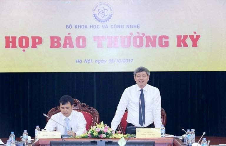 Thứ trưởng Bộ KH&CN Phạm Công Tạc chia sẻ, vẫn chưa thể đánh giá amiăng trắng có độc hại hay không.