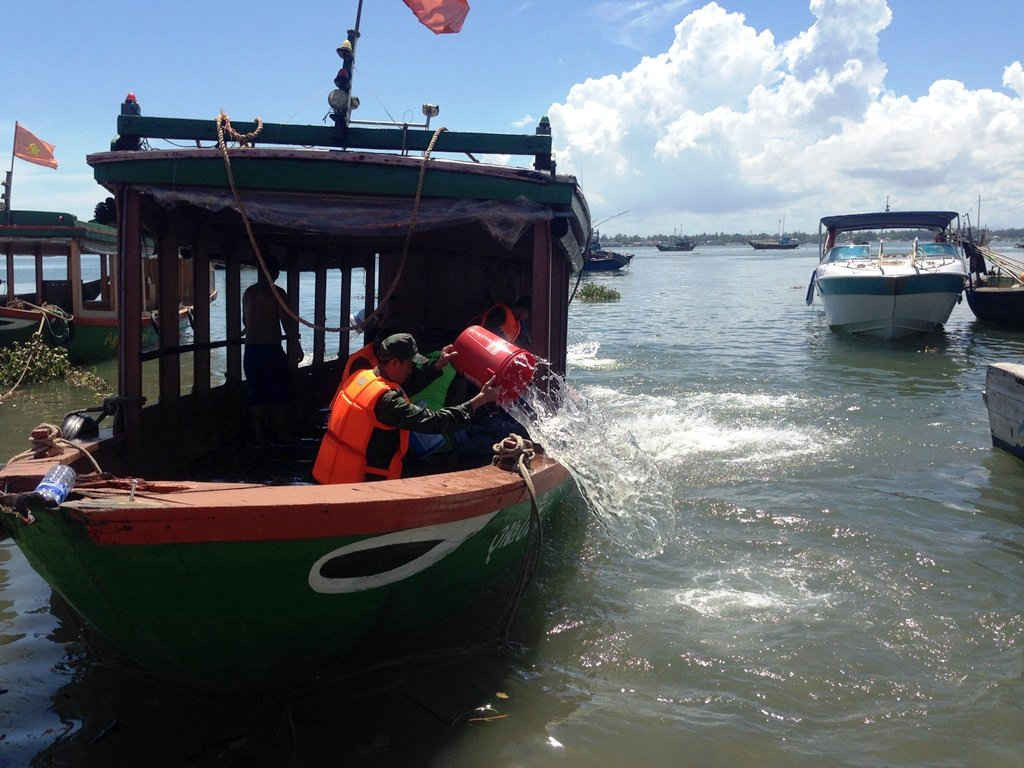 Lực lượng Biên phòng hỗ trợ tát nước khi thuyền đã vào tới bờ