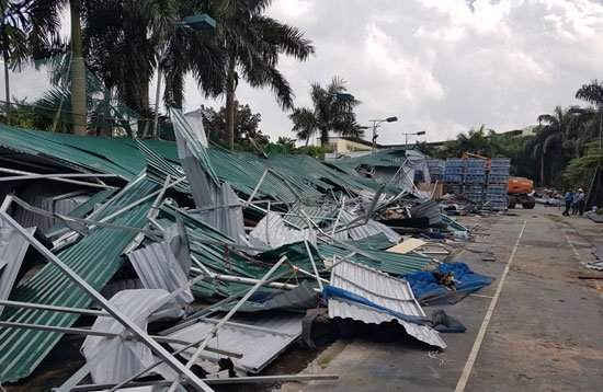 Công trình nhà xưởng, kho bãi và cho công nhân thuê cư trú bất hợp pháp tại khu đất nông nghiệp phường Mai Dịch bị cưỡng chế