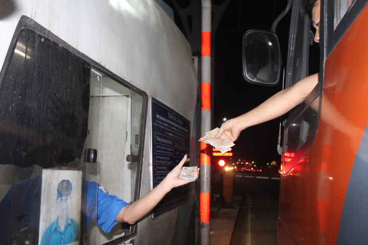 Tài xế dùng tiền lẻ mua vé qua trạm thu phí BOT tuyến tránh Biên Hòa trong ngày 5/10.