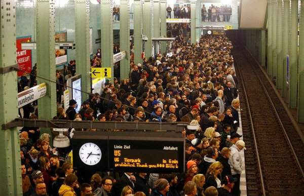 Mọi người chờ tàu điện ngầm Alexanderplatz trong thời tiết khắc nghiệt ở Berlin, Đức vào ngày 5/10/2017. Ảnh: REUTERS / Hannibal Hanschke