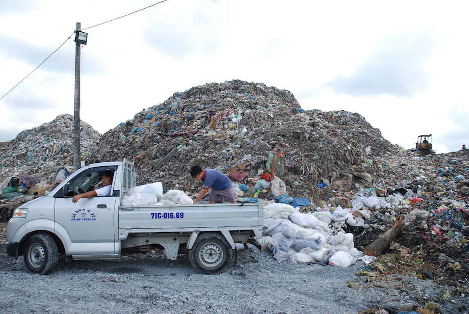 Hiện chất thải rắn người dân còn để lẫn lộn trong rác sinh họat và các loại rác thải khác, khiến nhiều bãi rác lộ thiên trông nhếch nhác.