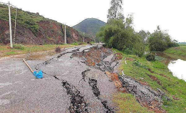 Tuyến đường nối khu di tích Lê Hồng Phong với Xứ ủy Trung Kỳ bị nứt toác, sụt lún nghiêm trọng