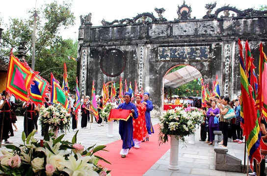  Dâng hương tưởng niệm Hưng Đạo Đại Vương Trần Quốc Tuấn.