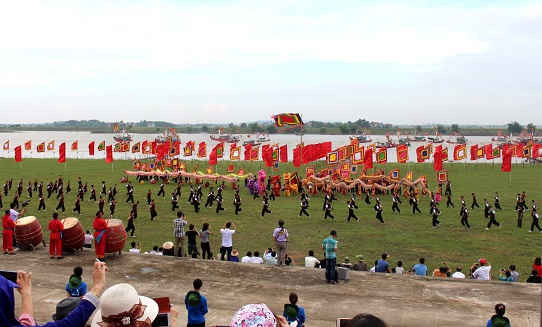 Lễ hội quân trên sông Lục Đầu.