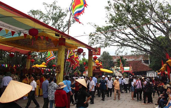 Đông đảo nhân dân tham gia lễ hội.