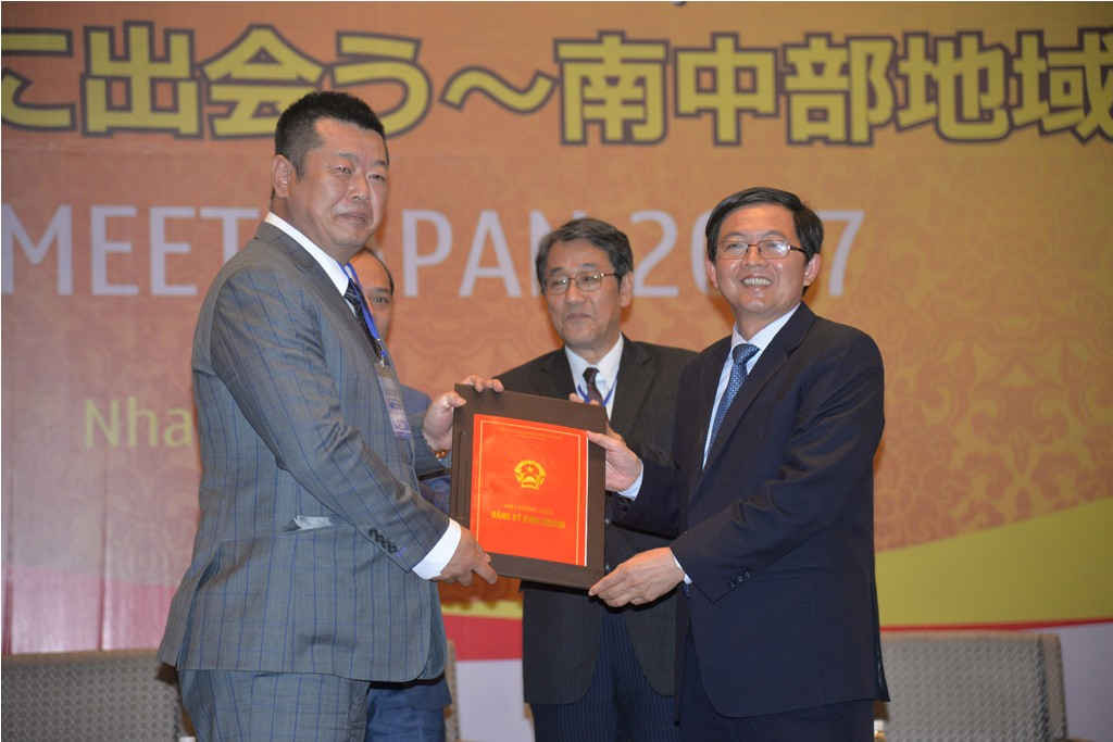 Nhân sự kiện gặp gỡ Nhật Bản - Khu vực Nam Trung bộ, UBND tỉnh Bình Định trao Giấy chứng nhận đầu tư cho doanh nghiệp Nhật Bản