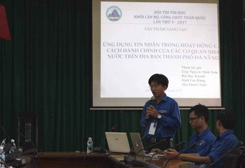 Nhóm thí sinh đến từ Đà Nẵng trình bày phần mềm SMS.