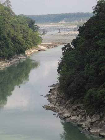 Bên dưới con đập Teesta, dòng sông đã gần như khô. Hình ảnh: Jayanta Basu
