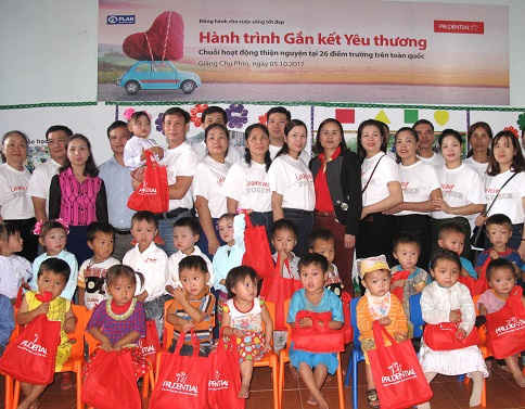 Trao tặng quà cho các cháu học sinh trường Mầm non thôn Nia Do (thuộc xã Giàng Chu Phìn, huyện Mèo Vạc).