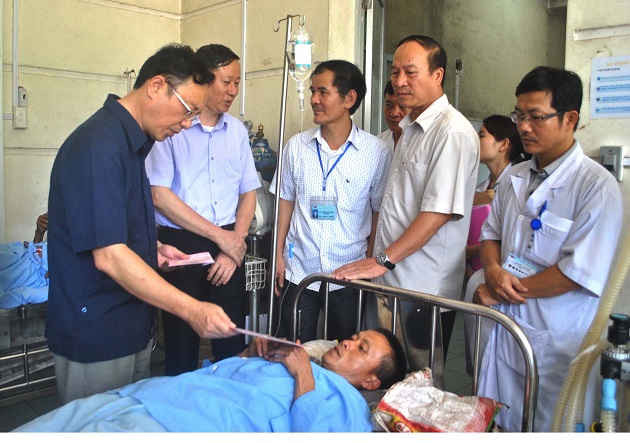 Phó Bí thư Thường trực Tỉnh ủy, Chủ tịch HĐND tỉnh Hà Giang Thào Hồng Sơn thăm hỏi, động viên hỗ trợ cho các bệnh nhân trong vụ ngộ độc thực phẩm.
