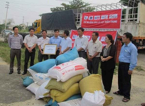 Đại diện Báo TN&MT trao 1 tấn gạo cho bà con xã Tân Trường, Tĩnh Gia ( ảnh minh họa)