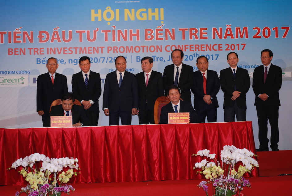 Thủ tướng Chính phủ và lãnh đạo Trung ương, địa phương chứng kiến ký kết hợp tác đầu tư tại Hội nghị xúc tiến đầu tư tỉnh Bến Tre năm 2017.