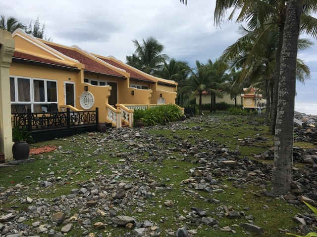 Sóng đánh mạnh làm vỡ bờ kè đá sát khu biệt thự ven biển ở Quảng Nam 