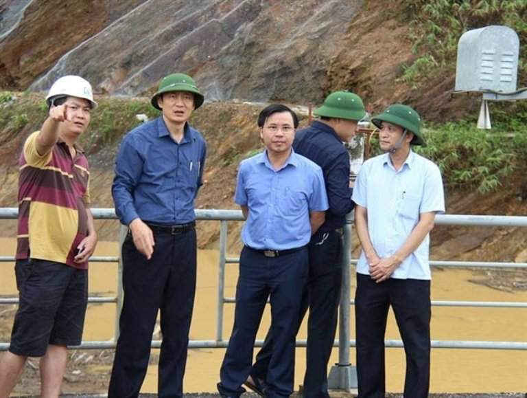 Phó Chủ tịch UBND tỉnh Hà Tĩnh Đăng Ngọc Sơn kiểm tra tiến độ xả lũ tại Nhà máy thủy điện Hố Hô