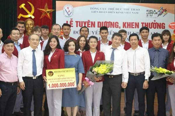 Ông Tô Như Toàn – TGĐ Công ty CP Đầu tư Văn Phú – Invest tặng quà cho Đội điền kinh Việt Nam