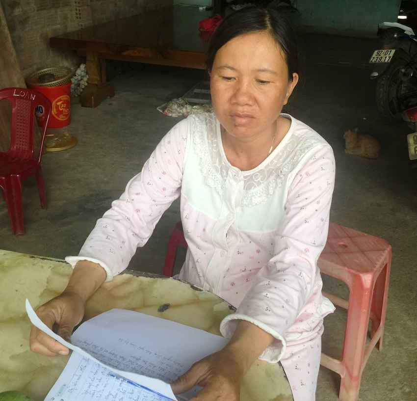Bà Nguyễn Thị Hồng với các đơn thư phản ánh lên các cấp chính quyền.