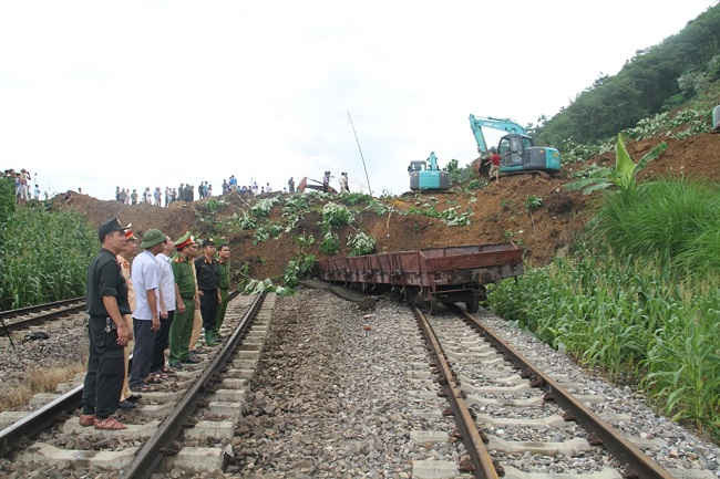 Công tác chỉ đạo khắc phục đang được tiến hành khẩn trương với nỗ lực sớm khôi phục tuyến đường sắt hà Nội - Lào Cai