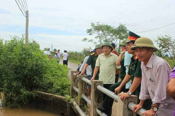 Phó Chủ tịch UBND tỉnh Quảng Trị Hà Sỹ Đồng trực tiếp có mặt tại hiện trường tìm kiếm nạn nhân đang còn mất tích