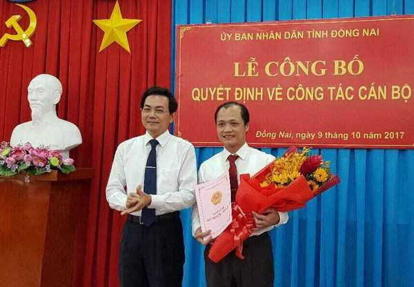 Phó Chủ tịch UBND tỉnh Đồng Nai Võ Văn Chánh trao Quyết định bổ nhiệm ông Nguyễn Tuấn Anh làm Phó Giám đốc Sở TN&MT Đồng Nai