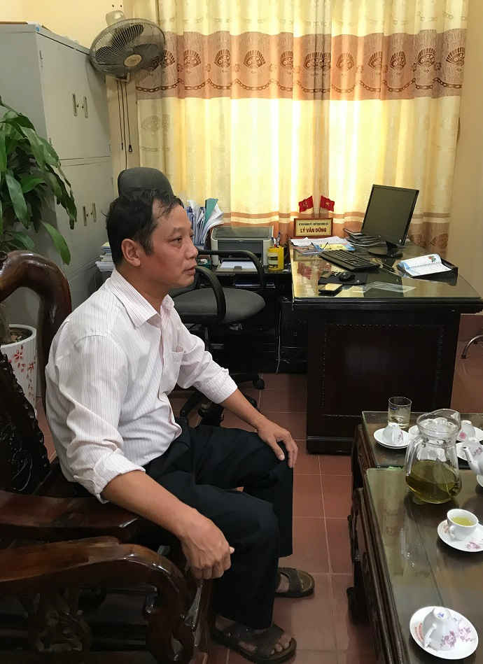 Ông Lý Văn Dũng, Bí thư Đảng ủy xã Thanh An phản ánh với phóng viên về ô nhiễm môi trường, do việc xử lý rác thải của Công ty APT Hải Dương.